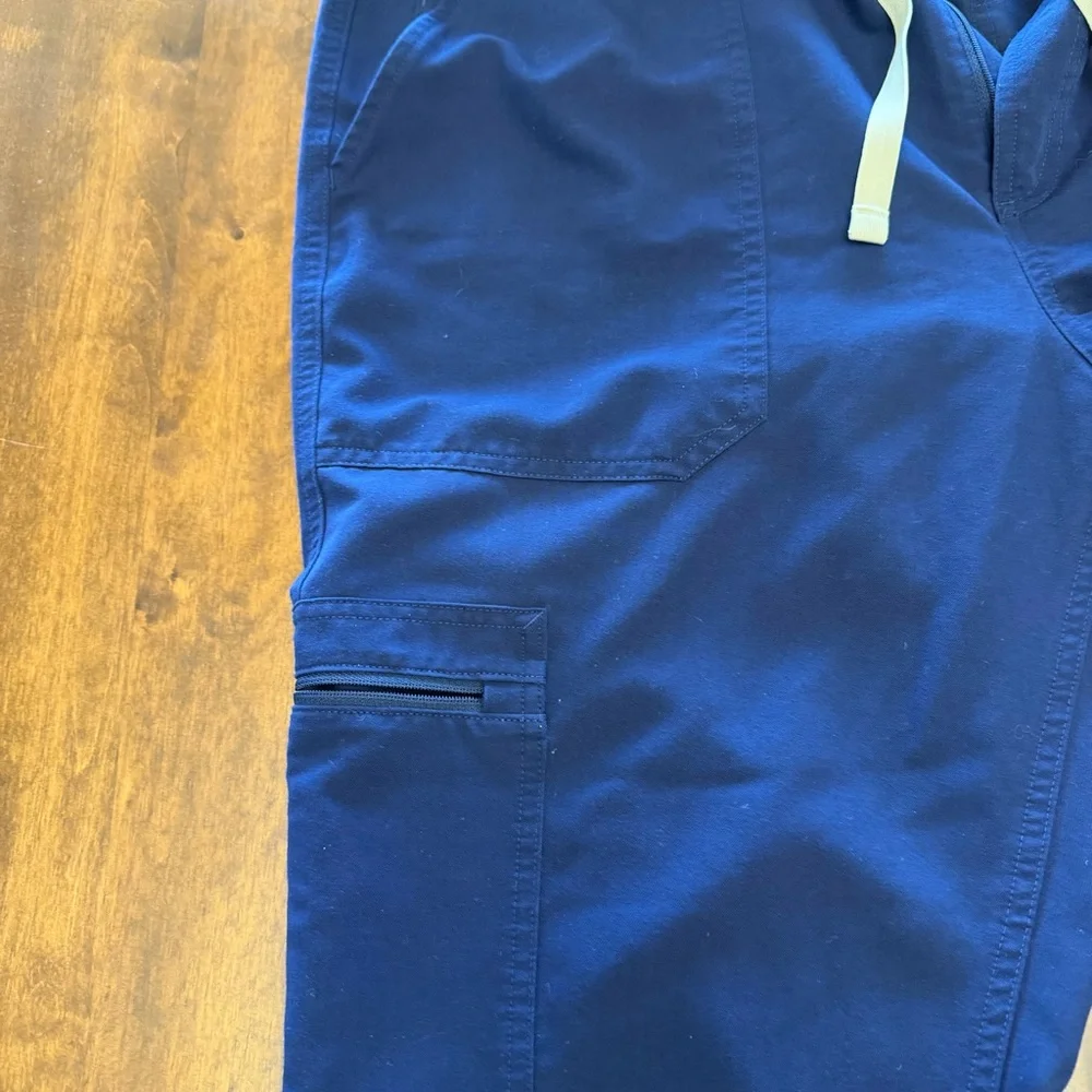 Men’s FIGS Cairo Straight-Leg Scrub Pant Large Navy STYLE#: 1000200R